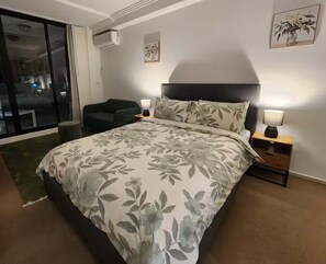1 bedroom, iron/ironing board, WiFi, bed sheets - MetaWise BnB | Family Stay w/ Sofa Bed Near ICC 77 (Sydney)