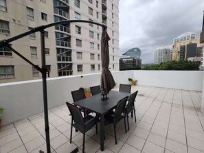 Outdoor dining - MetaWise BnB | Family Stay w/ Sofa Bed Near ICC 77 (Sydney)