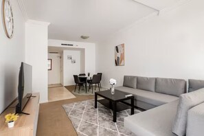 TV - MetaWise BnB | Family Stay w/ Sofa Bed Near ICC 77 (Sydney)