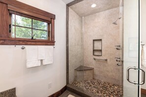 Shower, hair dryer, towels, shampoo - Summer Mountain Escape | Hot Tub + River Access (Lincoln)