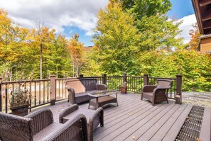 Terrace/patio - Summer Mountain Escape | Hot Tub + River Access (Lincoln)