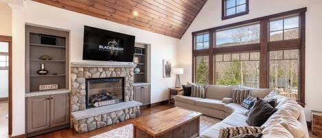 Televisión, chimenea, estéreo y oficina