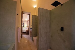 Shower, hair dryer, towels, soap - Beautiful restored Casona in downtown Merida, ideal for groups and families. (Centro)
