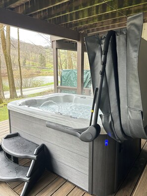 Outdoor spa tub - Hidden Valley Rustic Retreat with Hot Tub and Pet-Friendly (Somerset)