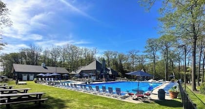 Hidden Valley Rustic Retreat with Hot Tub and Pet-Friendly