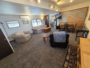 TV, fireplace - Riverside Cabin Near Mt Rainier & White Pass - Packwood - AC - EV Plug (Packwood)