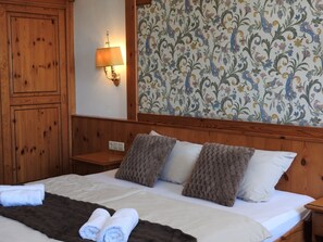 Chambre Double ou avec lits jumeaux | Coffres-forts dans les chambres, bureau, Wi-Fi gratuit, draps fournis