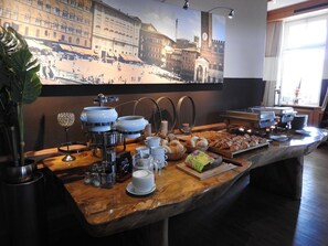 Frokostbuffé hver dag (mot et tillegg)