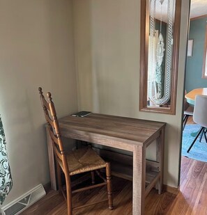 Interior - Ultra Spacious & Hosts are Gracious (Oakland)