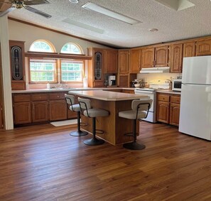 Private kitchen - Ultra Spacious & Hosts are Gracious (Oakland)