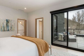 3 bedrooms, free WiFi, bed sheets - Abode at Sky View, rooftop hot tub, walk to town (Jackson)