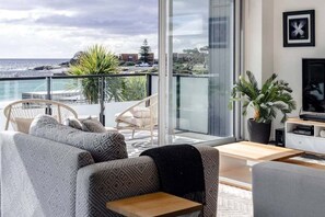 TV, books - Elevation - Complete Waterfront! (Glamorgan-Spring Bay)