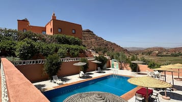 3 outdoor pools, open 8:00 AM to 6:30 PM, free pool cabanas