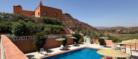 3 outdoor pools, open 8:00 AM to 6:30 PM, free pool cabanas