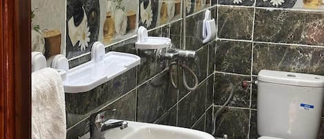 Douche, serviettes fournies, savon, papier toilette