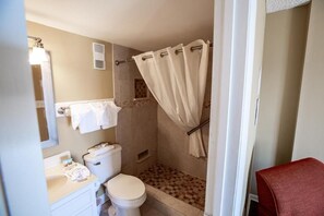 Hair dryer, towels, soap, toilet paper - Spacious 3-bedroom condo in peaceful Murrells Inlet with AC / CAT #7 (Murrells Inlet)