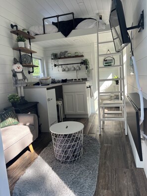 Interior - Lovely 1-bedroom tiny house with AC in Stonington (Stonington)