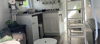 Lovely 1-bedroom tiny house with AC in Stonington