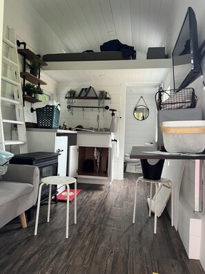 Interior - Lovely 1-bedroom tiny house with AC in Stonington (Stonington)