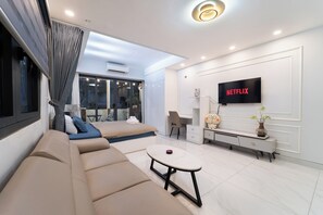 1 bedroom, iron/ironing board, WiFi, bed sheets - 1BR + Street-Facing Balcony - Heart of D1 (Thành phố Hồ Chí Minh)