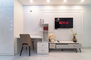 Interior - 1BR + Street-Facing Balcony - Heart of D1 (Thành phố Hồ Chí Minh)