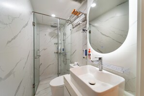 Shower, hair dryer, bidet, towels - 1BR + Street-Facing Balcony - Heart of D1 (Thành phố Hồ Chí Minh)