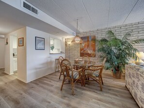 Dining - Relax at Coral Cay #214, a spacious 2BR condo in Port Aransas, near the beach. (Port Aransas)