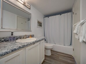 Towels - Relax at Coral Cay #214, a spacious 2BR condo in Port Aransas, near the beach. (Port Aransas)