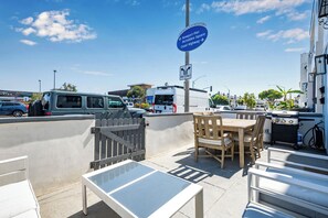 Outdoor dining - Beachside Living in Prime Newport Location (Newport Beach)