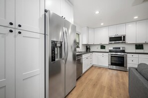 Kühlschrank, Mikrowelle, Ofen, Herdplatte