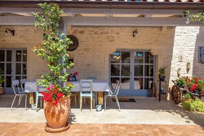 Outdoor dining - Villa Folirantica (Istria - Svetvinčenat) (Svetvinčenat)