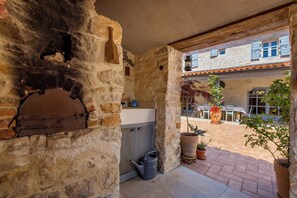 Outdoor dining - Villa Folirantica (Istria - Svetvinčenat) (Svetvinčenat)