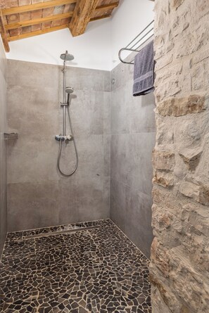 Shower - Villa Folirantica (Istria - Svetvinčenat) (Svetvinčenat)
