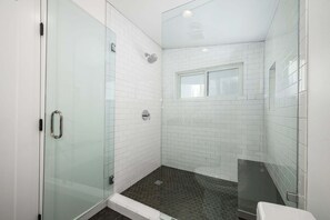 Shower, hair dryer, towels - Large Newport Beach Home Walk to the Beach (Newport Beach)