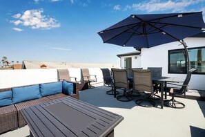 Outdoor dining - Large Newport Beach Home Walk to the Beach (Newport Beach)