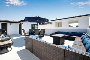 Outdoor dining - Large Newport Beach Home Walk to the Beach (Newport Beach)