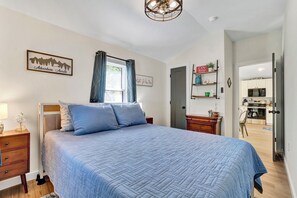 Room - Downtown Hendersonville Pet-Friendly Cottage - 5 Min from Downtown & Ecusta Trl (Hendersonville)