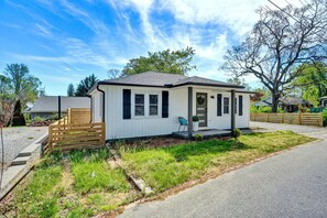 Exterior - Downtown Hendersonville Pet-Friendly Cottage - 5 Min from Downtown & Ecusta Trl (Hendersonville)