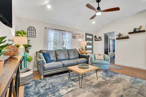 Pet-Friendly DOWNTOWN Hville Home Near Blue Ridge Parkway, Hiking & Breweries!