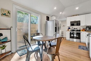 Dining - Downtown Hendersonville Pet-Friendly Cottage - 5 Min from Downtown & Ecusta Trl (Hendersonville)