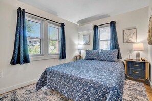 2 bedrooms, free WiFi, bed sheets - Pet-Friendly DOWNTOWN Hville Home Near Blue Ridge Parkway, Hiking & Breweries! (Hendersonville)