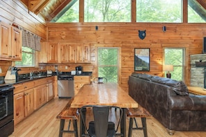 Fridge, microwave, oven, stovetop - Prime location 3 level cabin with hot tub, game room, theater room, sleeps 8 (Sevierville)