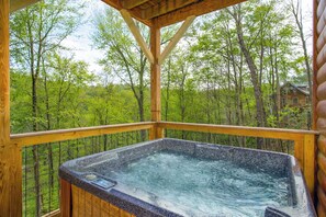 Outdoor spa tub - Prime location 3 level cabin with hot tub, game room, theater room, sleeps 8 (Sevierville)