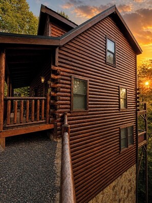 Exterior - Prime location 3 level cabin with hot tub, game room, theater room, sleeps 8 (Sevierville)