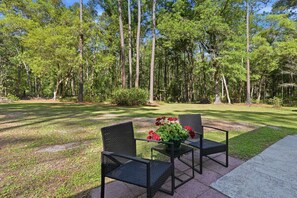 Terrace/patio - Peaceful Cabin in Guyton Near Savannah (Guyton)