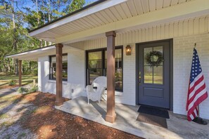 Terrace/patio - Peaceful Cabin in Guyton Near Savannah (Guyton)