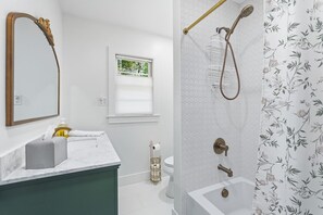 Hair dryer, towels - Peaceful Cabin in Guyton Near Savannah (Guyton)