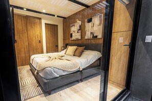 1 slaapkamer, een strijkplank/strijkijzer, internet