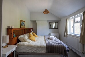 Room - Hot Tub Cottage | Historic Woolpit Village | Sleeps 5 | Fire Pit & Log Burner (Woolpit)