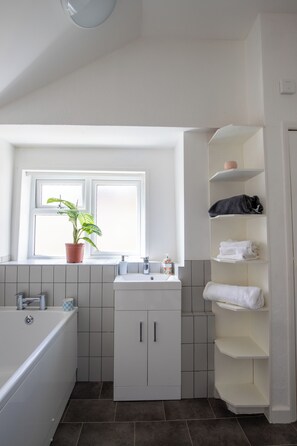 Bathroom - Hot Tub Cottage | Historic Woolpit Village | Sleeps 5 | Fire Pit & Log Burner (Woolpit)